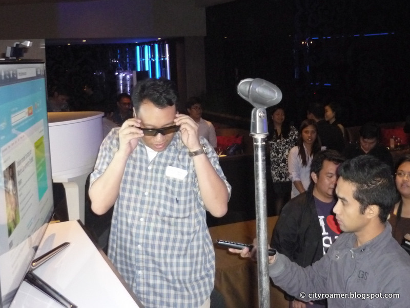 Bloggers checking out the Samsung SMART TV