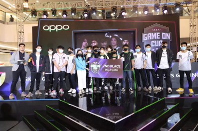 OPPO executives and Blacklist International award the OPPO Game On Cup 2022 2nd Runner-up, KSigns Gaming