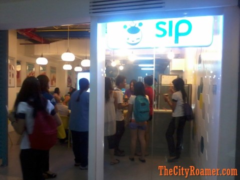 Long line at Sip Milk Tea New Farmers Plaza