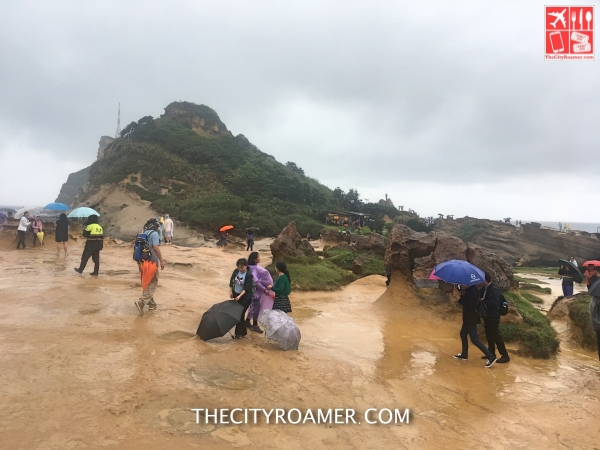 tourists roaming the Yehliu Geopark_Fotor