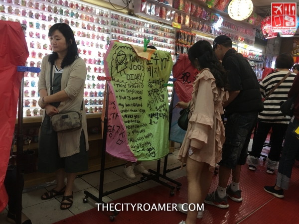 tourists write their wishes on the sky paper lantern