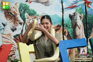 Maine Mendoza plays with an albino snake