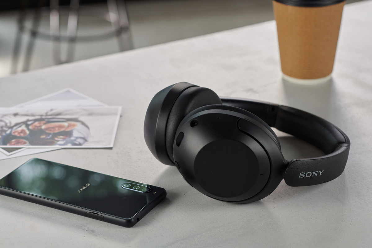 Enjoy smarter listening with the Sony WH-XB910N