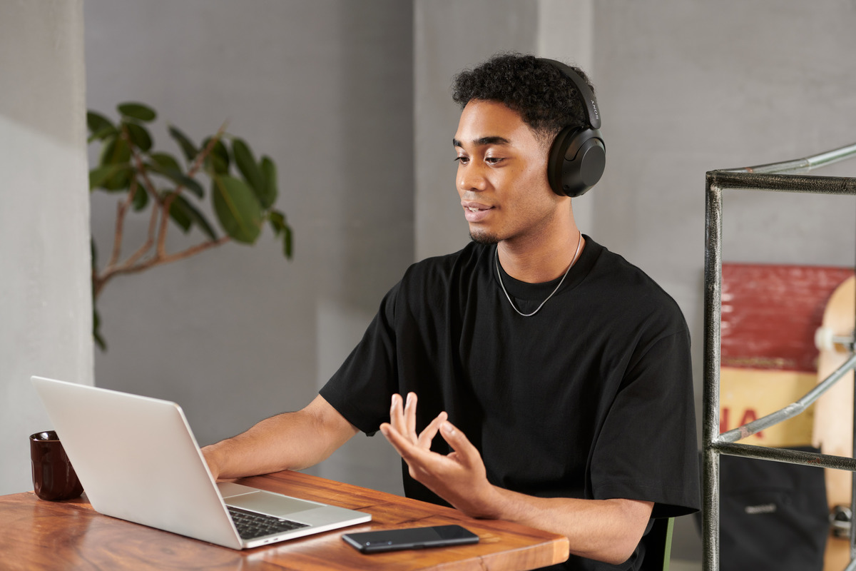 Sony WH-XB910N features Precise Voice Pickup Technology