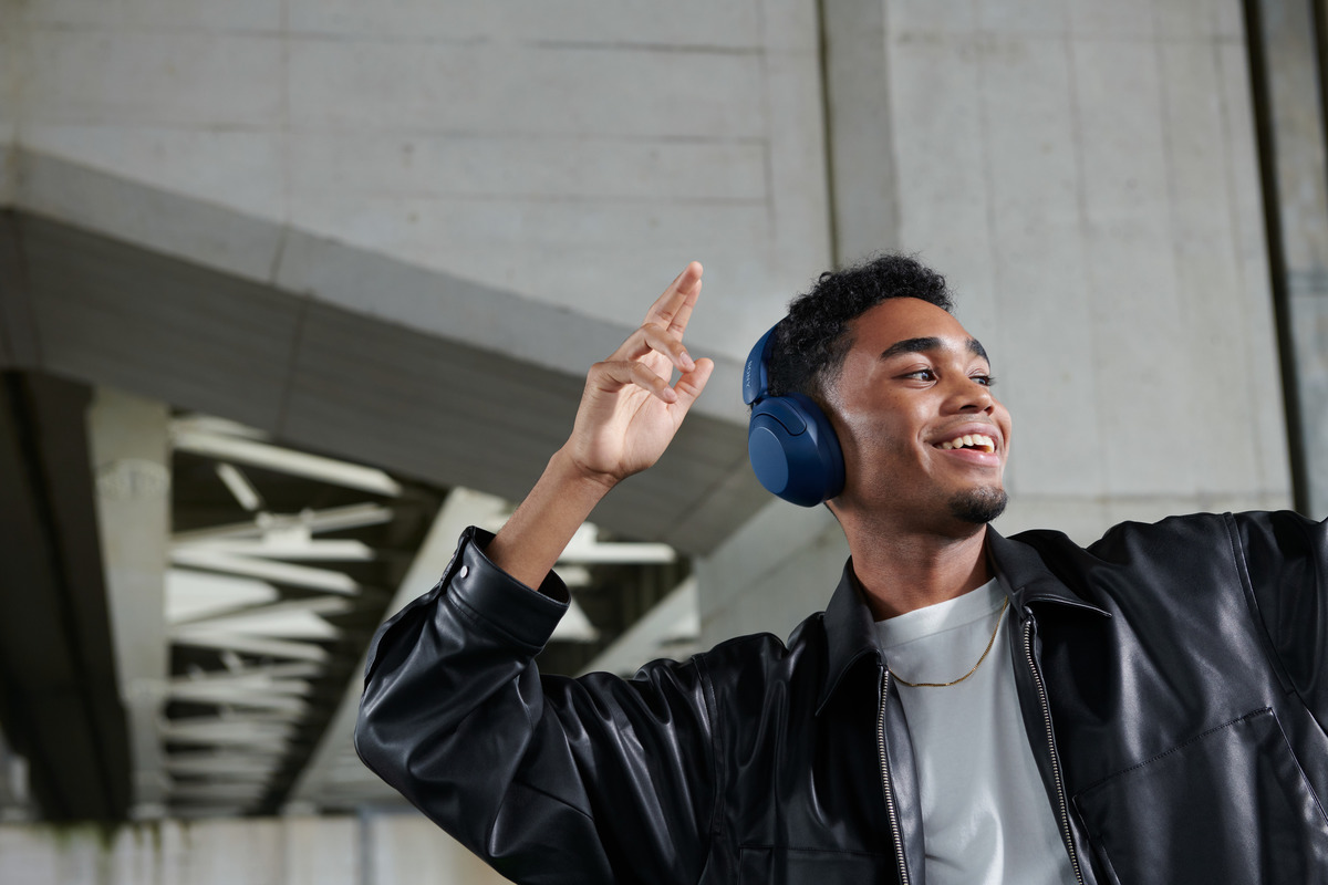 Sony WH-XB910N wireless headphone offers long lasting battery