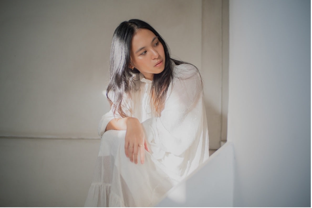 Singer-Songwriter Clara Benin