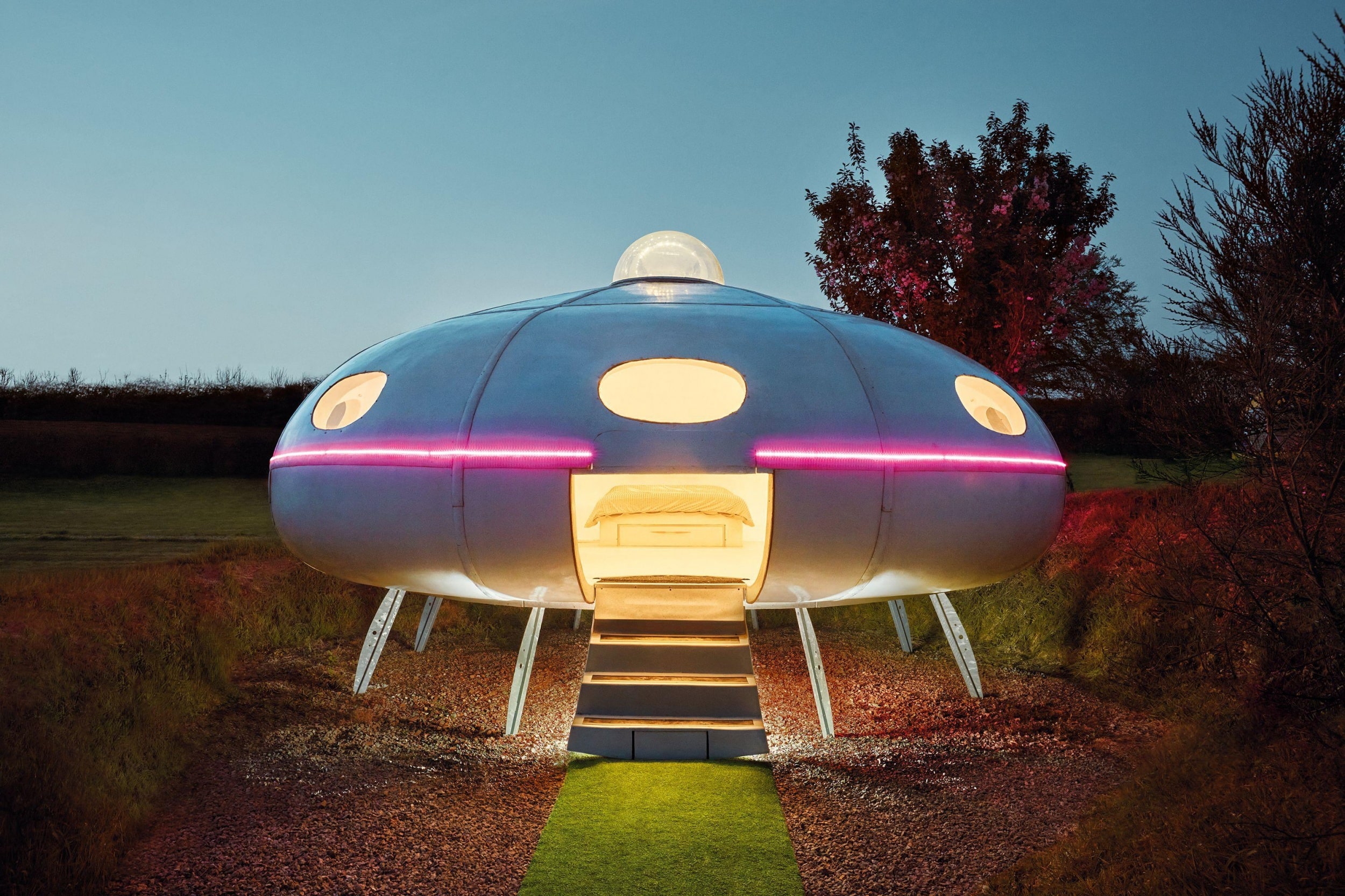 OMG! Listing - UFO Futuro styled Flying Saucer - United Kingdom