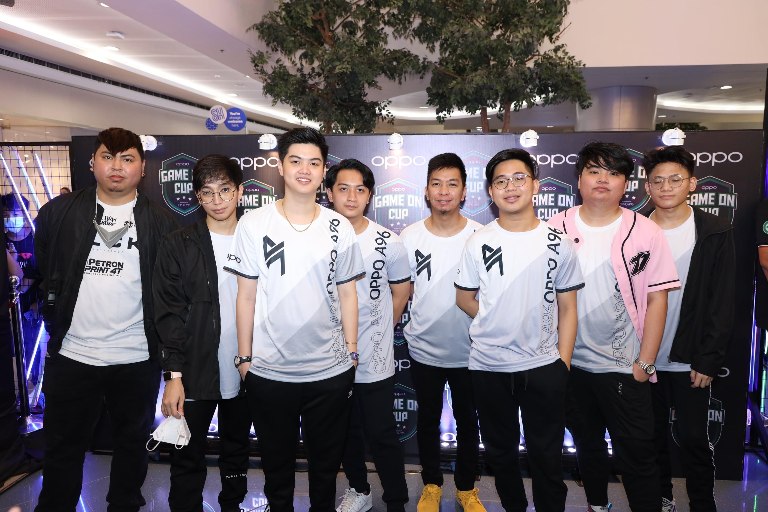 Blacklist International, world-renowned mobile gaming champions, greeted the audience watching the final playoffs round