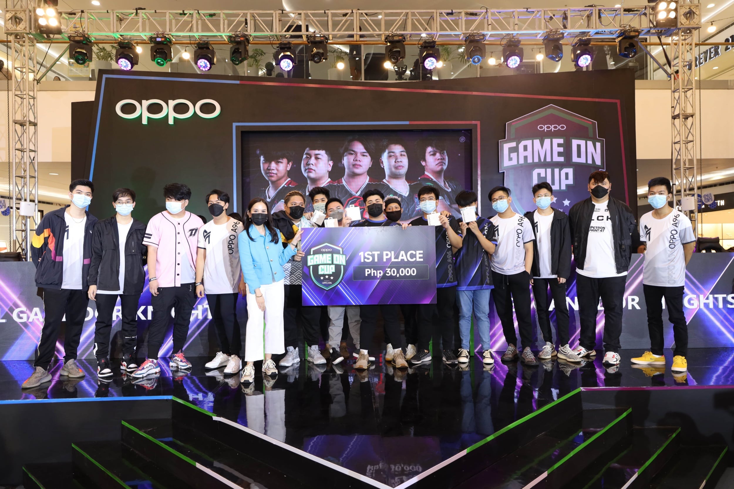 OPPO executives and Blacklist International award the OPPO Game On Cup 2022 1st Runner-up, El Ganador Knights