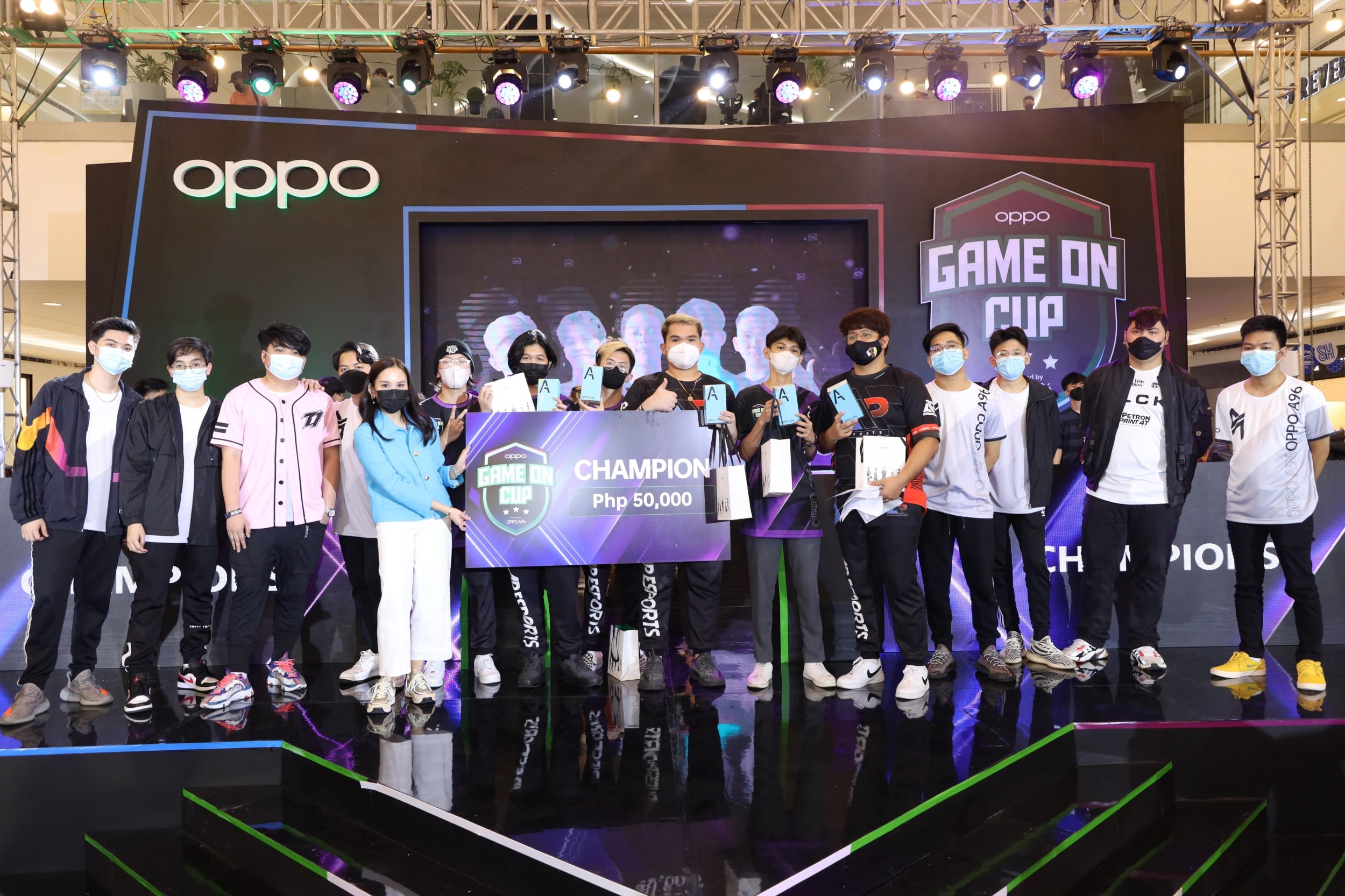 OPPO executives and Blacklist International award the OPPO Game On Cup 2022 Champions, AP 2.0 OPPO executives and Blacklist International award the OPPO Game On Cup 2022 Champions, AP 2.0