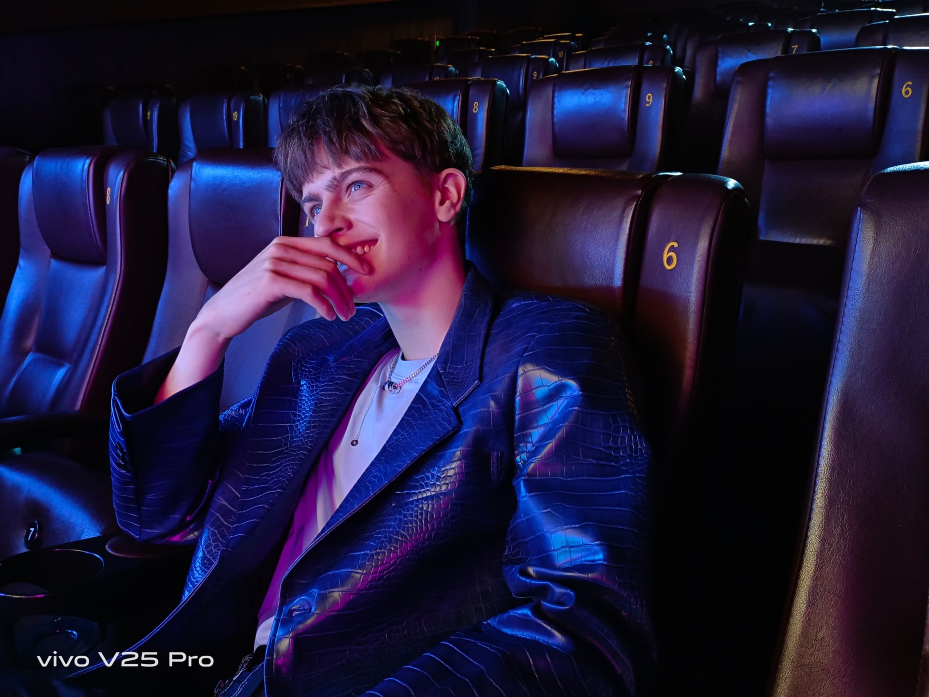 Snap clear photos to upload on your IG feed with vivo V25 Series