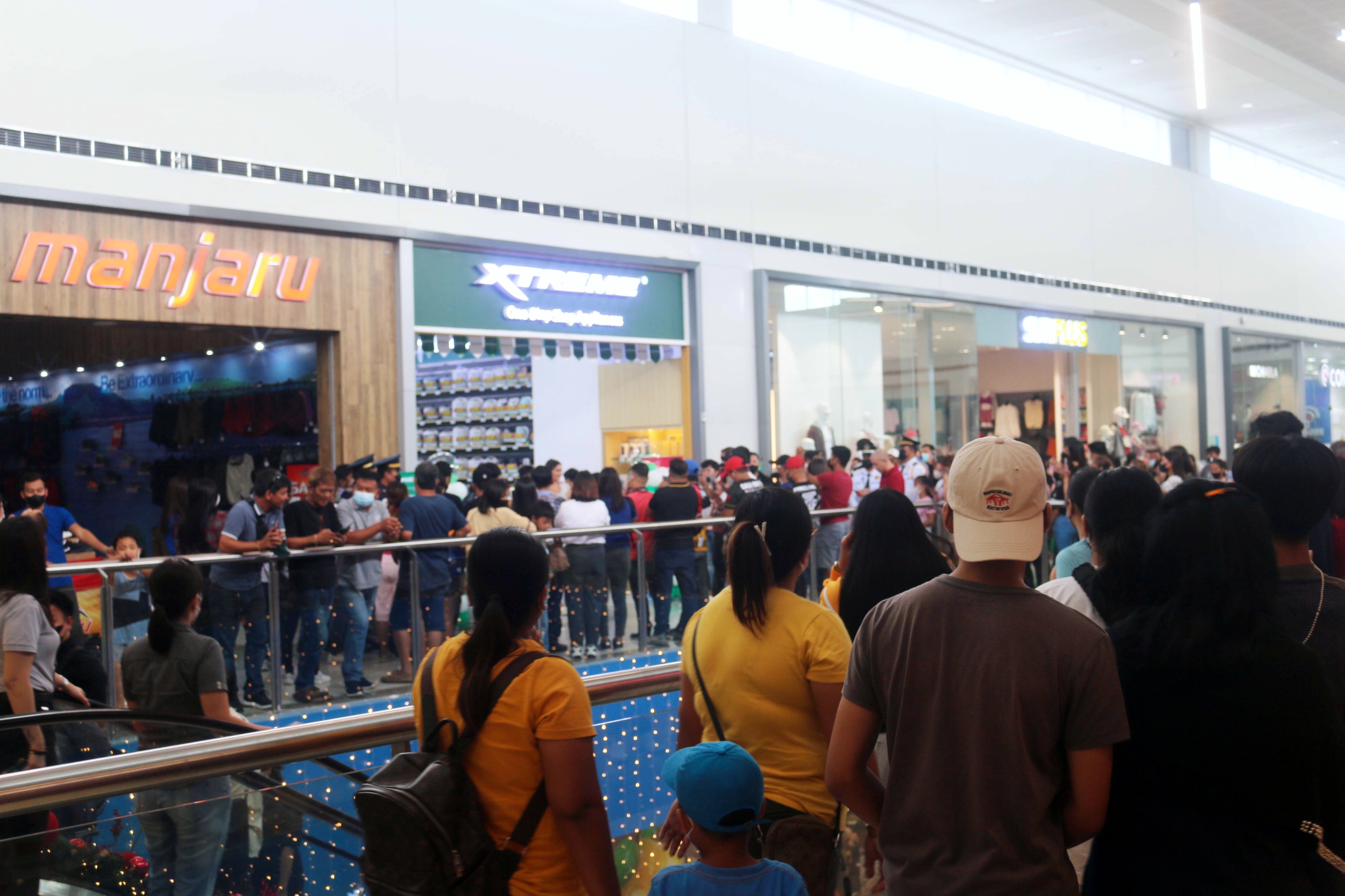 Shoppers lined up to checkout the concept store of XTREME Appliances SM Lemery